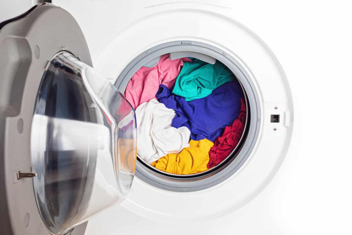 ¿Por qué es importante separar la ropa por colores antes de lavarla?