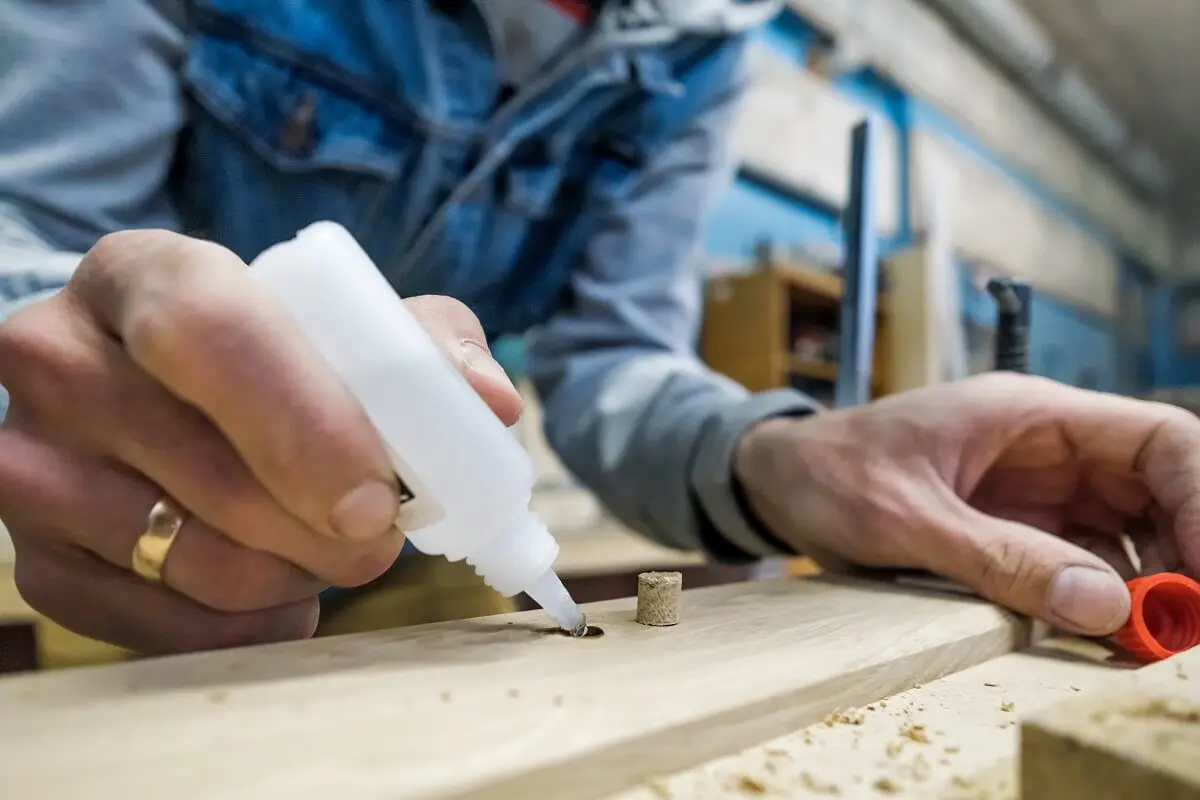 ¿Qué efectos tiene el Super Glue sobre le piel?