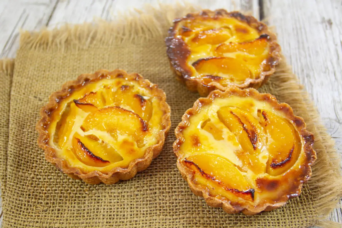 Forma individual de torta de pêssego.
