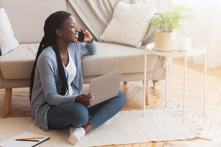 Sentarse en el suelo: beneficios y precauciones