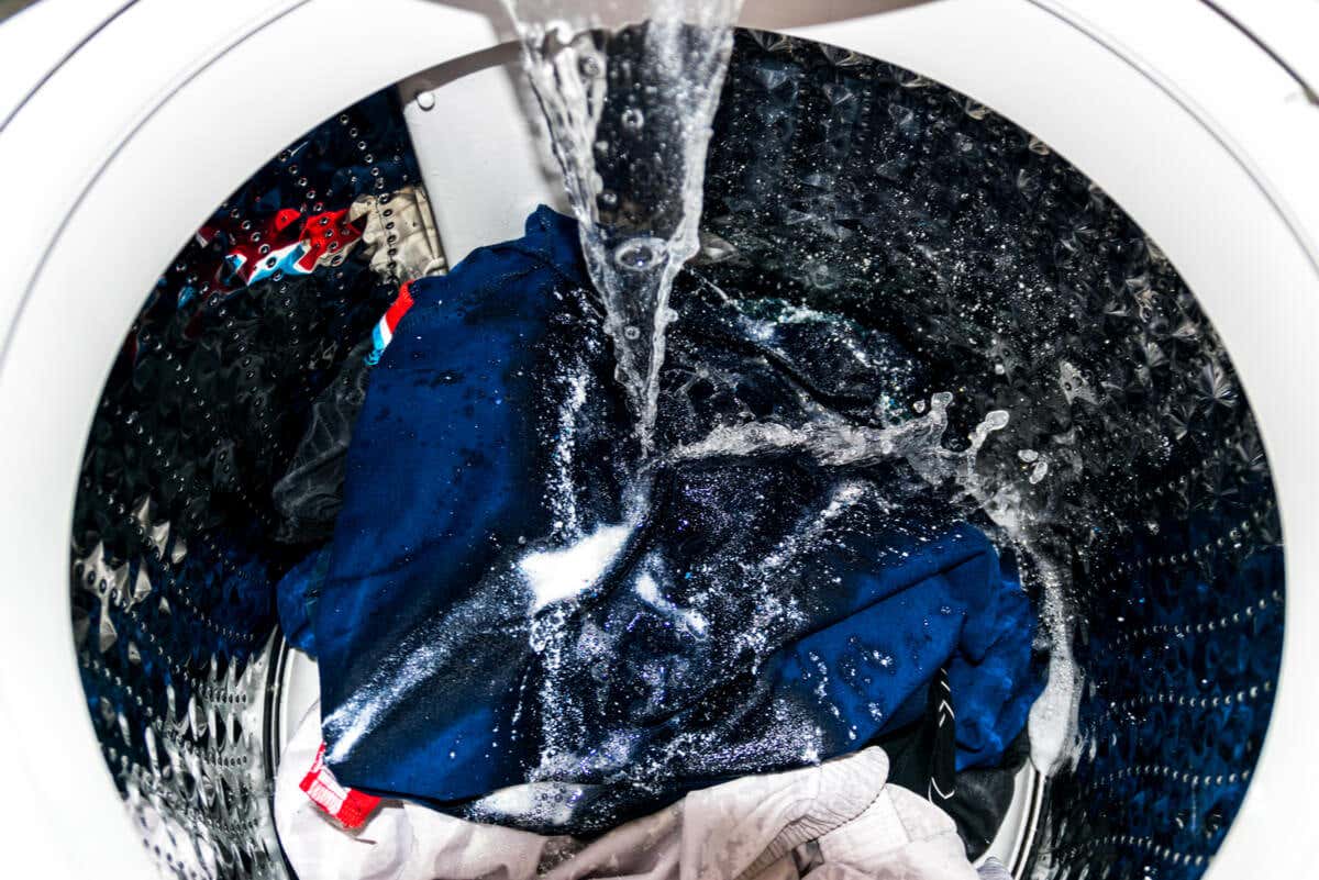 Lavadora con ropa.