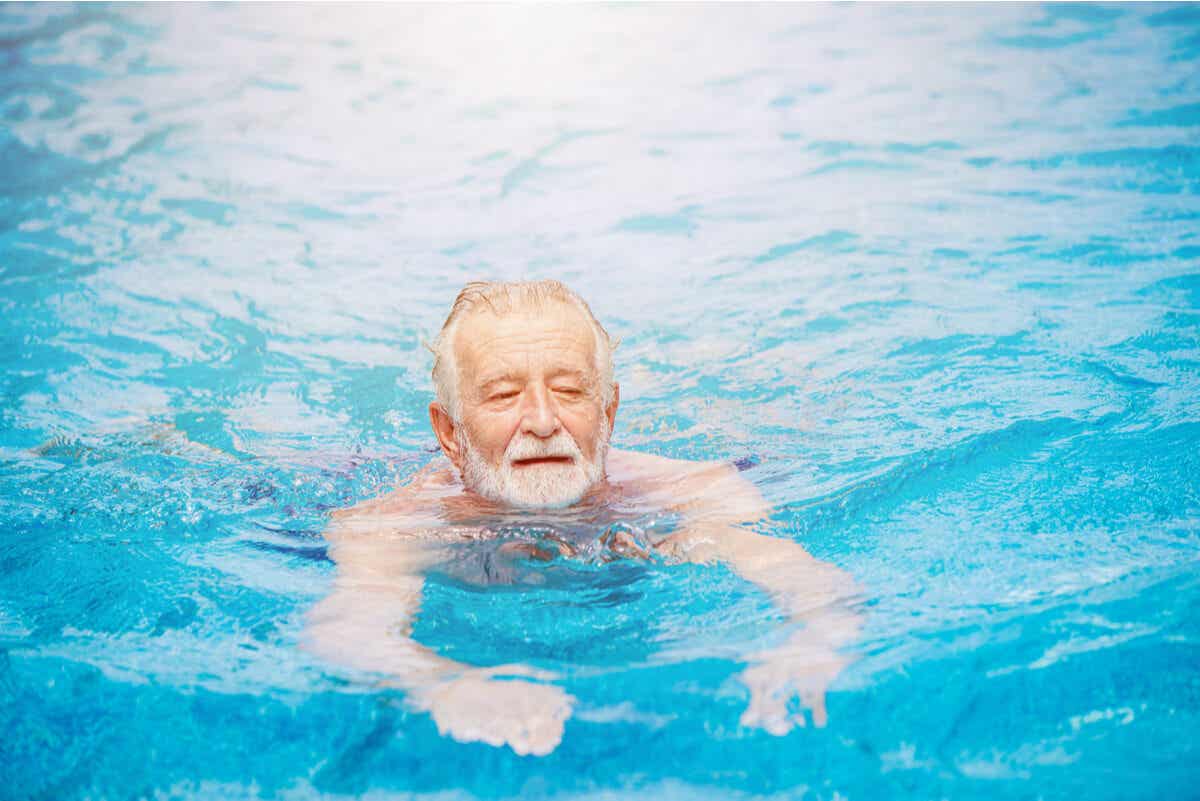 Adulto mayor aprende a nadar.