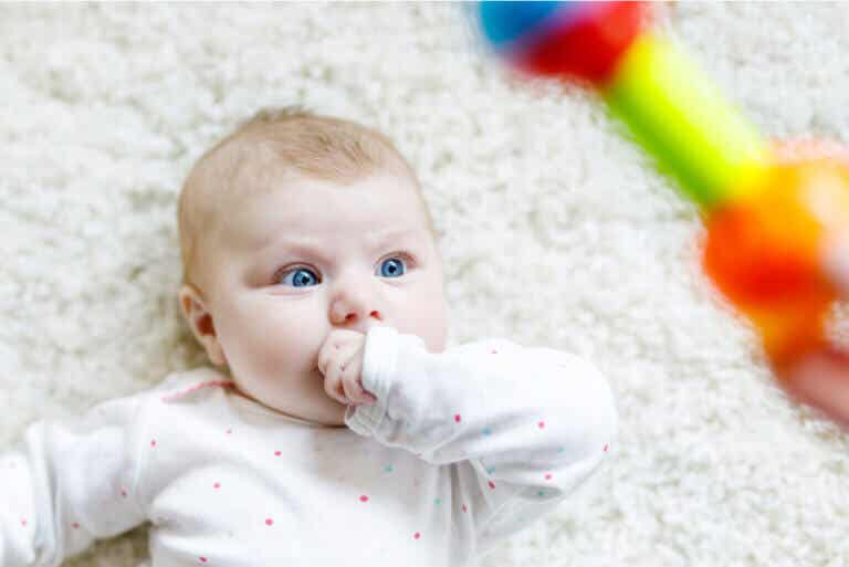 ¿Por qué los bebés se quedan mirando algo fijamente?