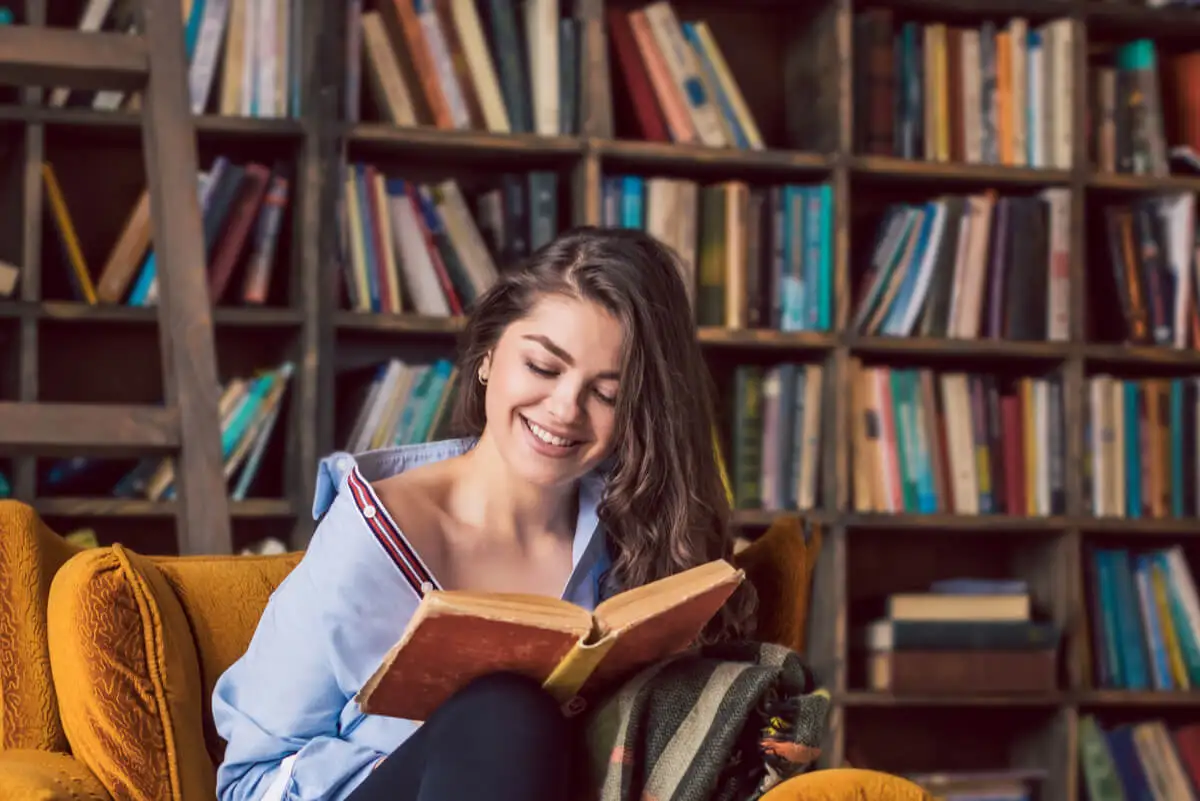 Biblioteca es un objeto de decoración común.