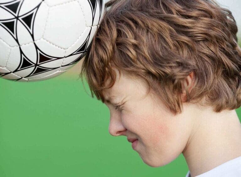 ¿Es riesgoso cabecear una pelota de fútbol?