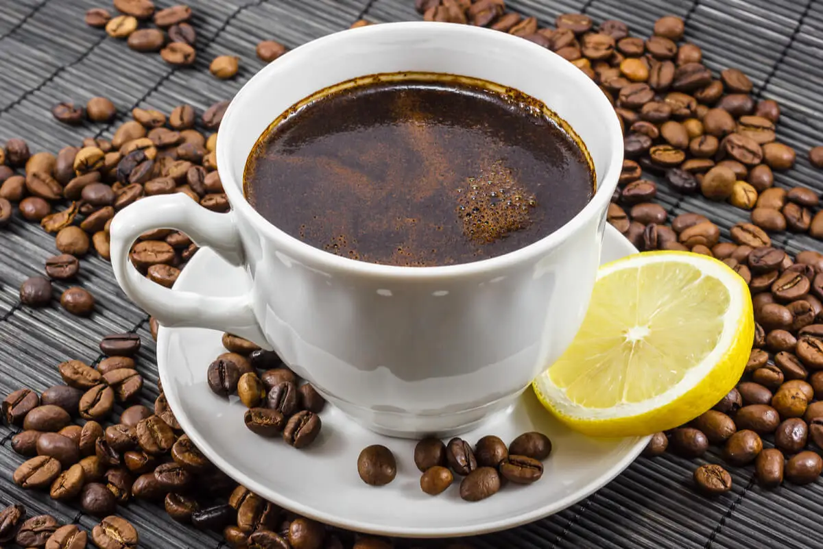 Café con limón: ¿es una buena mezcla?
