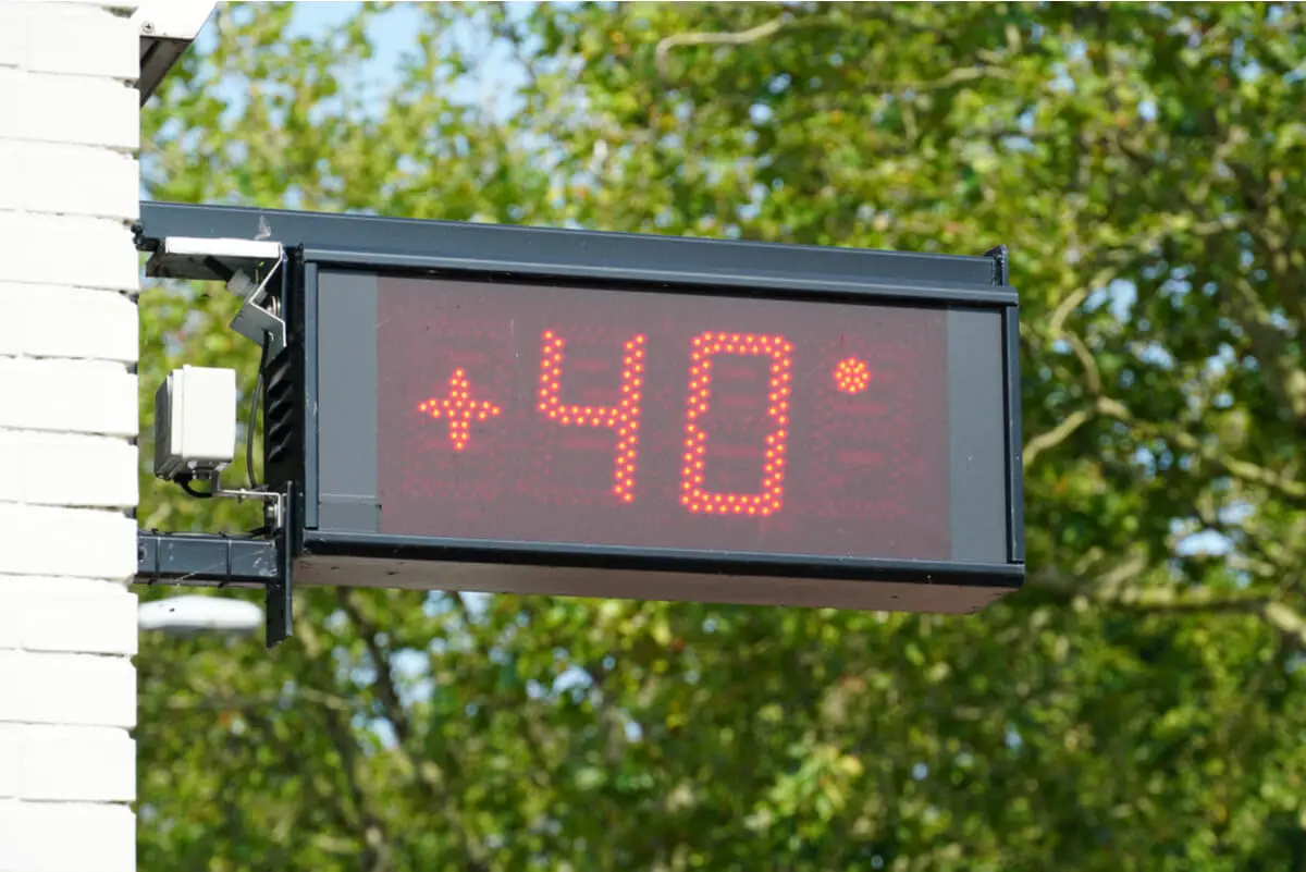 Calor extremo en un cartel de tráfico.