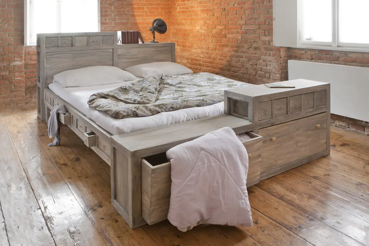 Cama desordenada con cajonera.