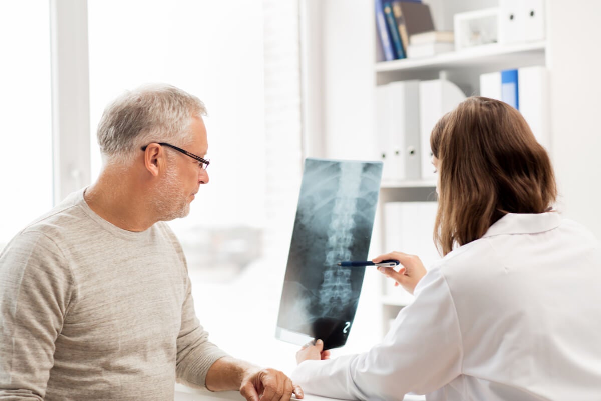 Médica informa resultado de radiografía.