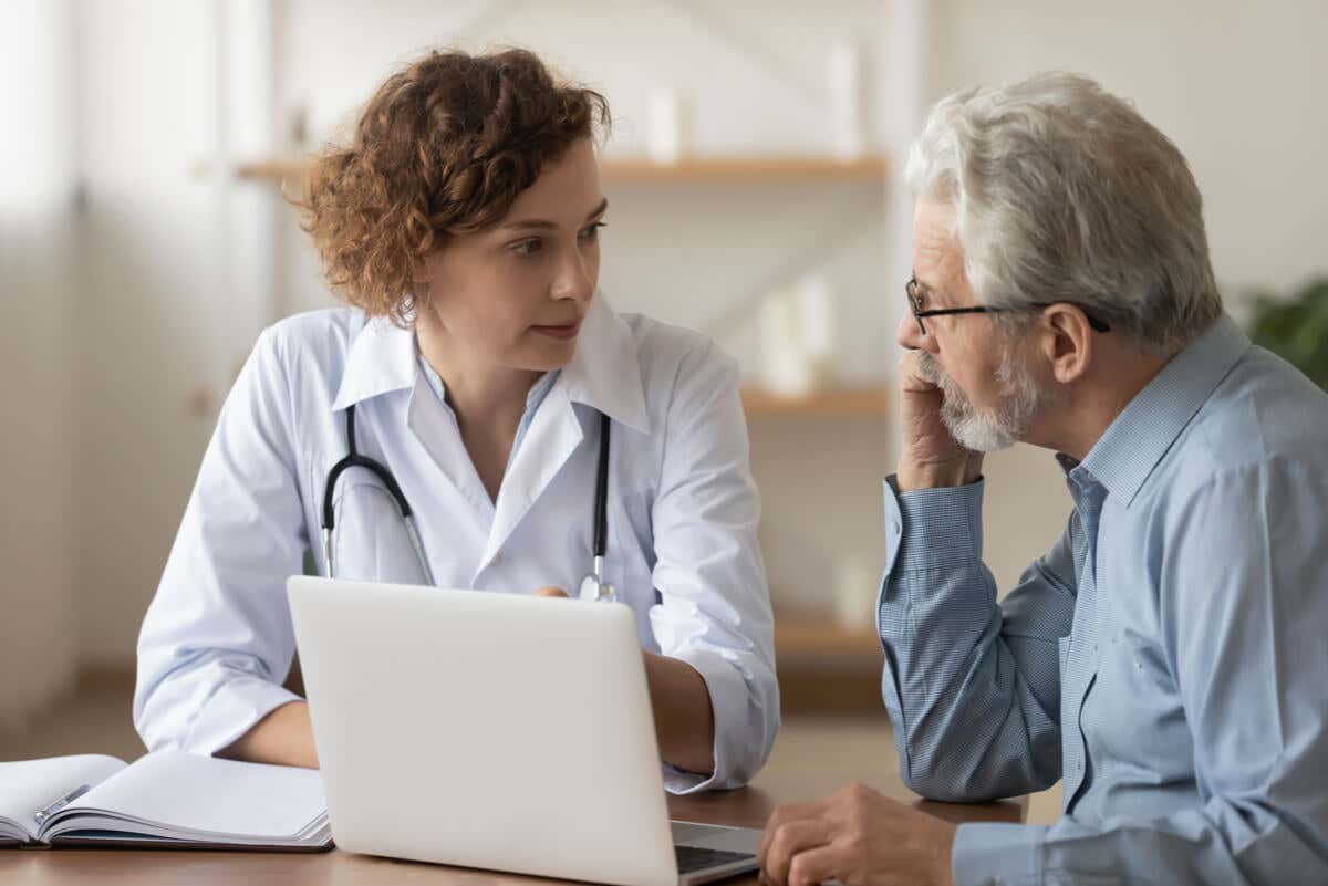 Læge taler med ældre patient om skrøbelighedssyndrom