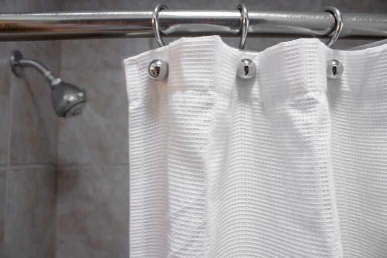 5 trucos para limpiar las cortinas del baño y mantenerlas libres de moho