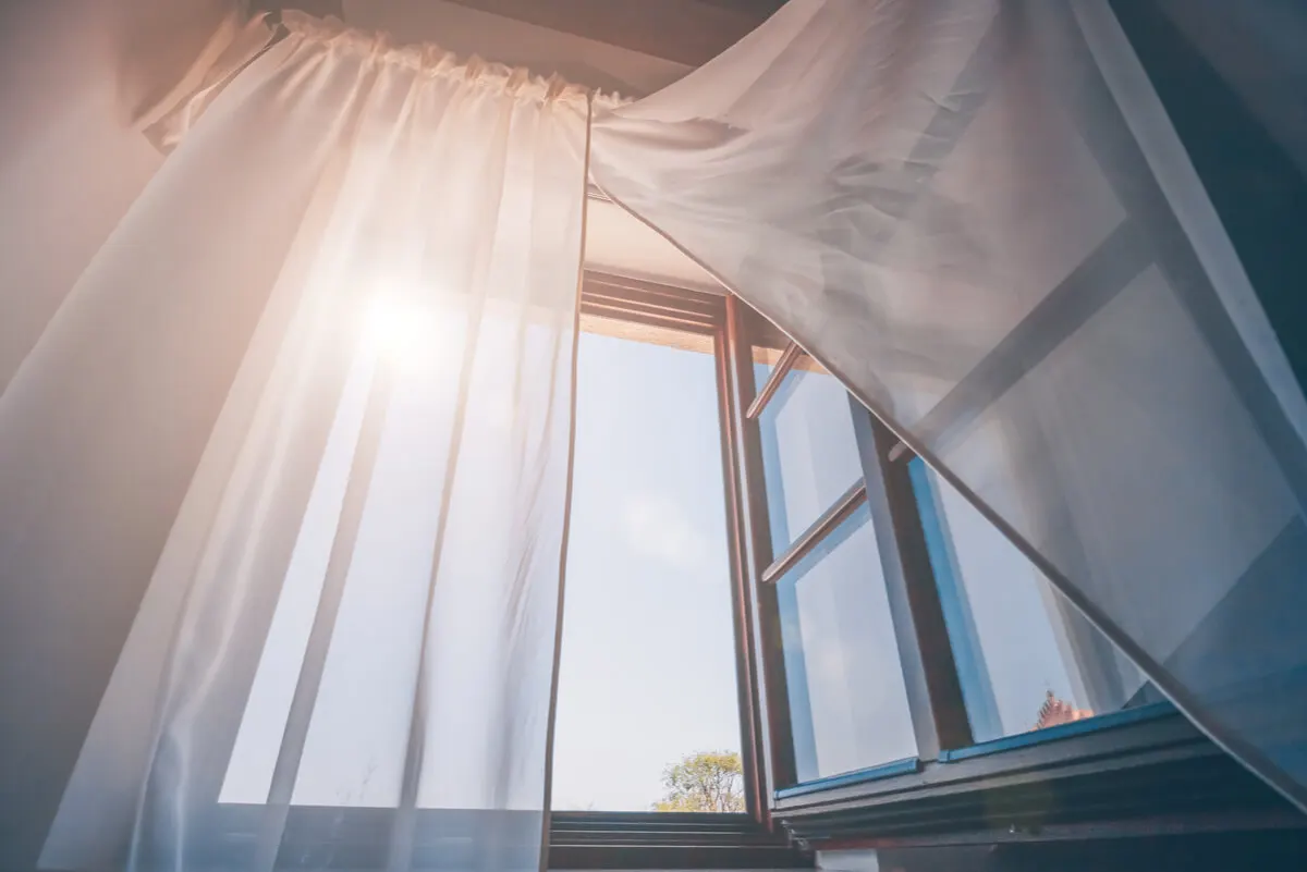 Cortinas blancas para muebles oscuros.