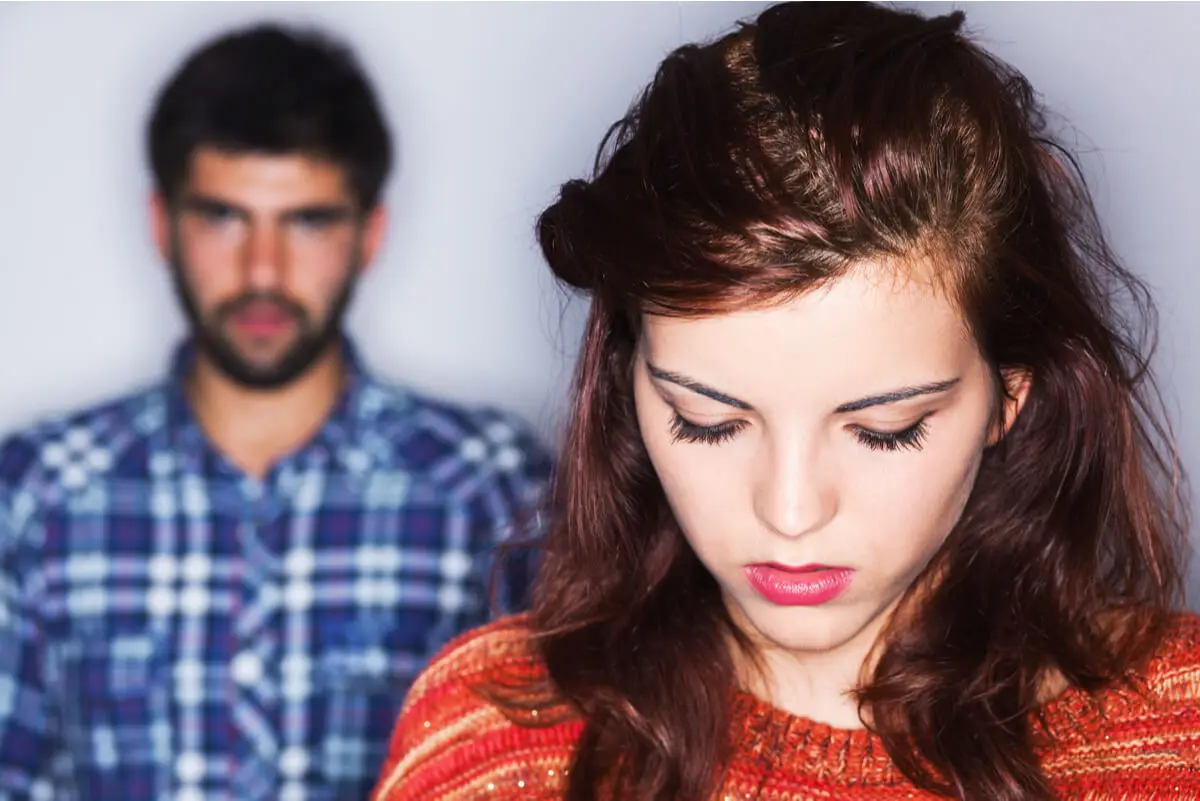 Mujer triste por la agresividad pasiva de su pareja.