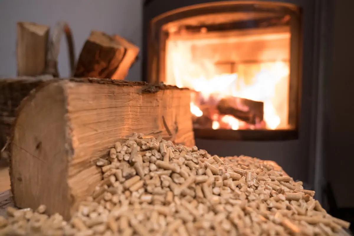 Estufa de pellets en una casa.