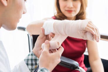 Cómo hacer una férula para la mano