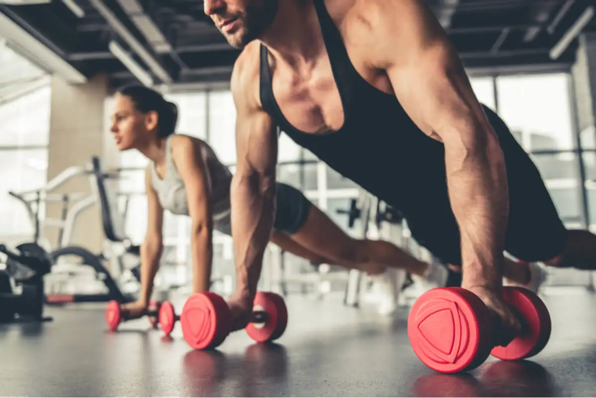 Mancuernas en el gimnasio.
