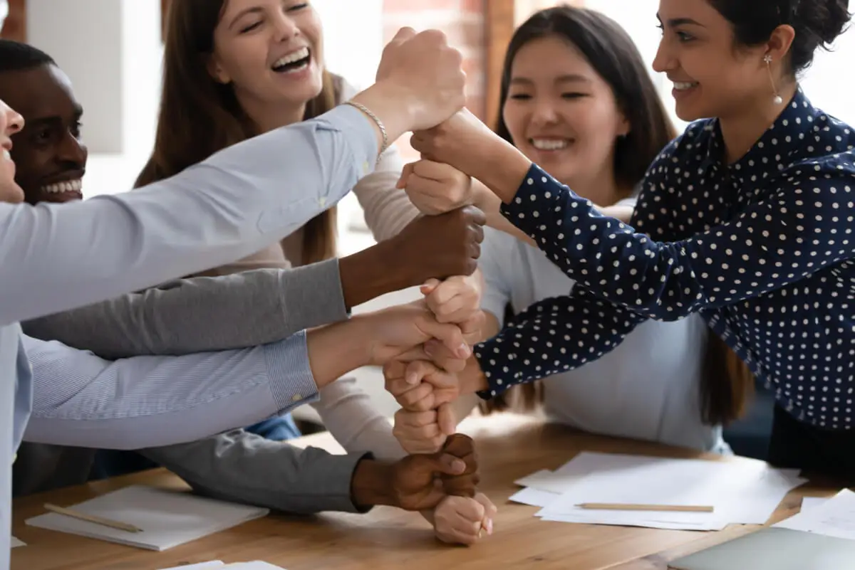 Dinámicas de confianza en un ambiente laboral.