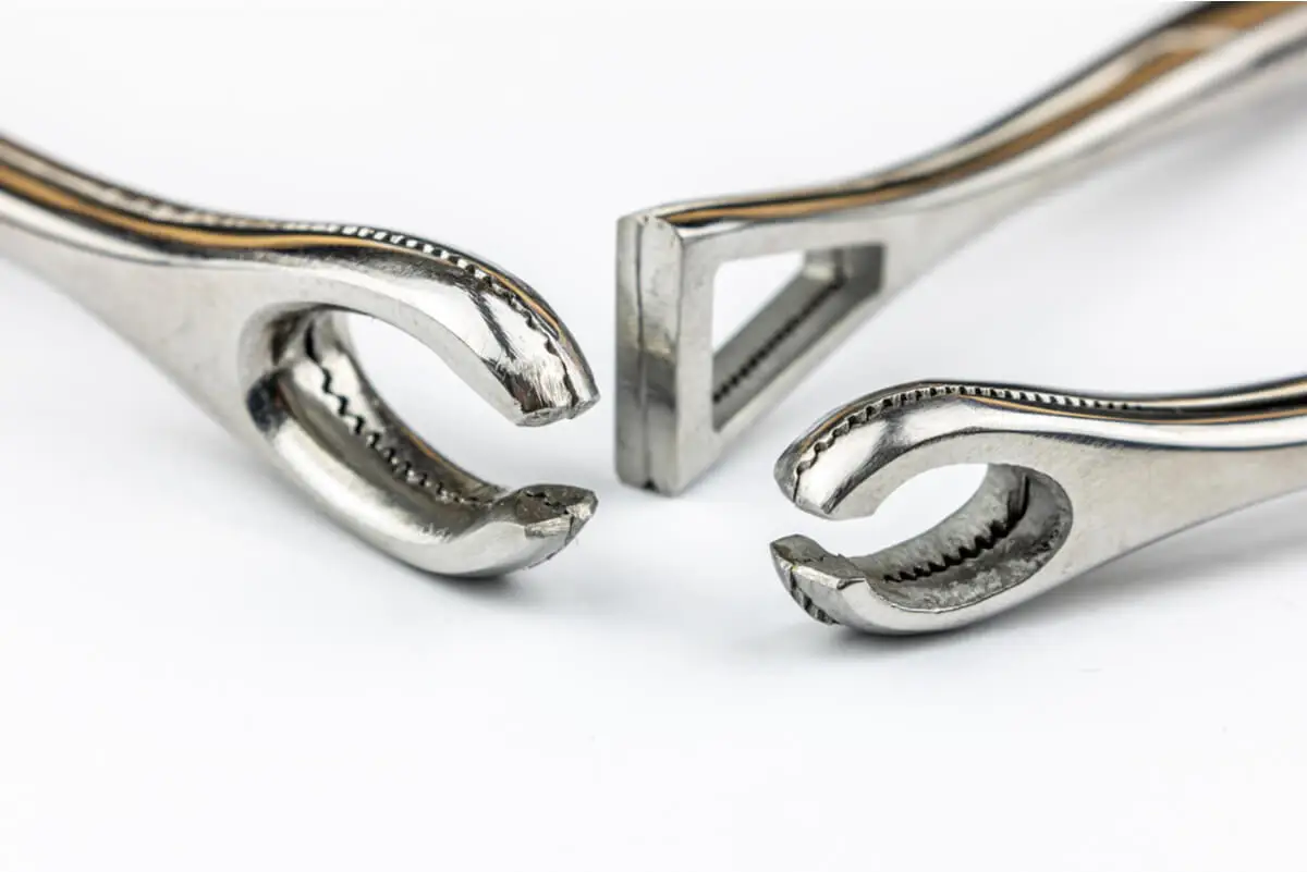 Herramientas para colocar un piercing industrial.