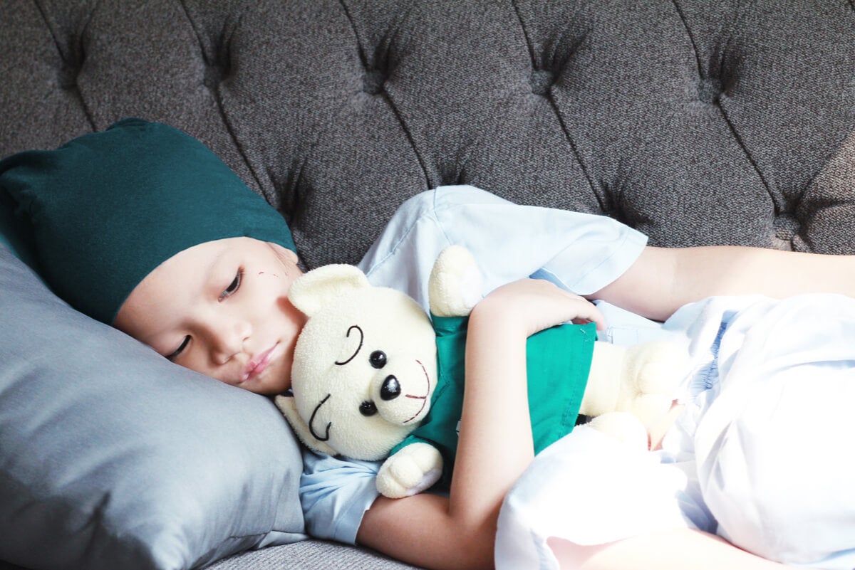 Pequeña con cáncer infantil recostada.