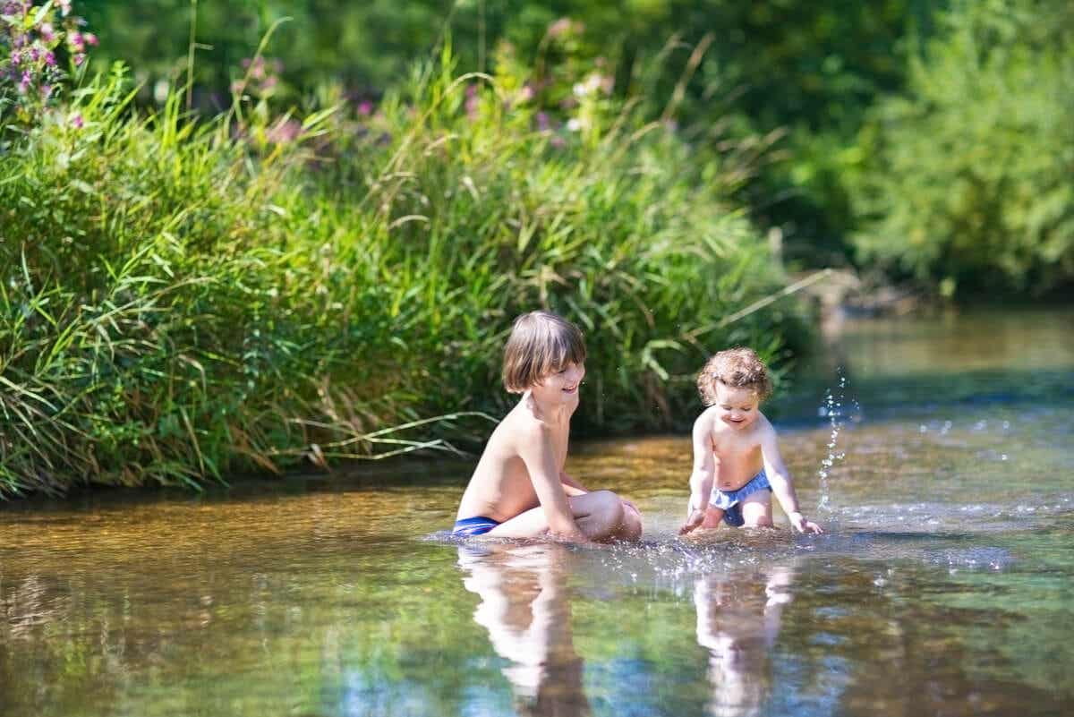 Niños en el agua.