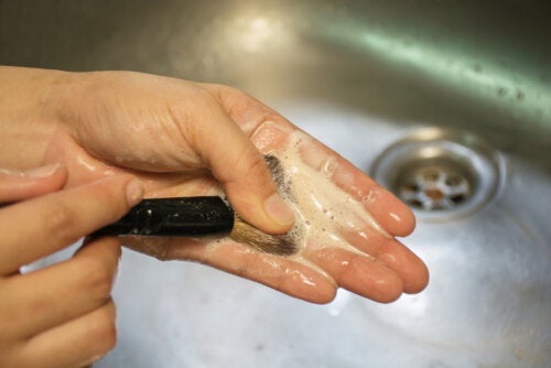 Cómo limpiar y almacenar los productos de belleza en casa