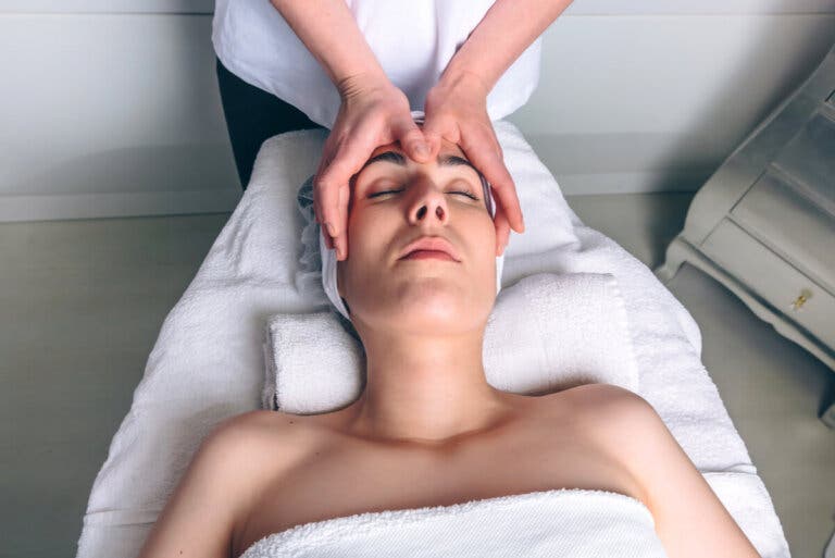 Masaje kobido: qué es, cuáles son sus ventajas y contraindicaciones