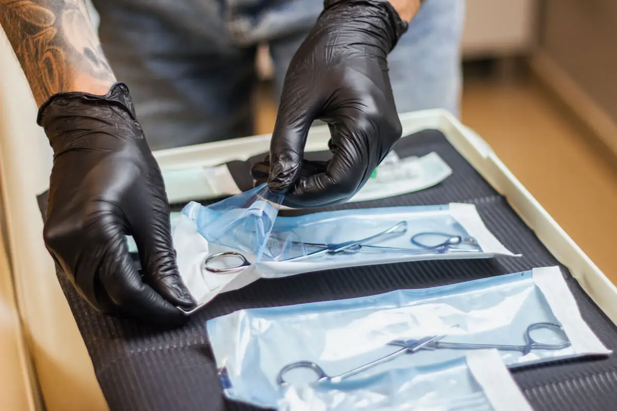 Evite a rejeição do piercing com profissionais.