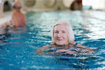 Aprender a nadar a partir de los 50 años: beneficios y consejos