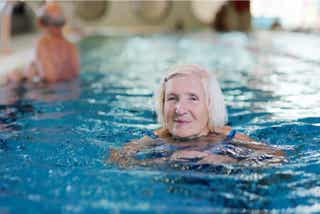 Aprender a nadar a partir de los 50 años: beneficios y consejos