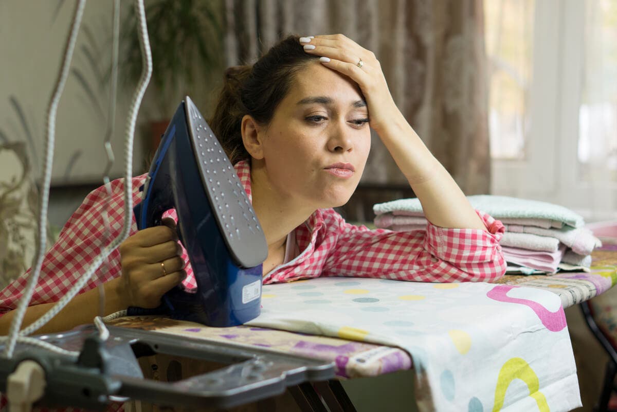 Donna preoccupata perché il ferro consuma molta energia.