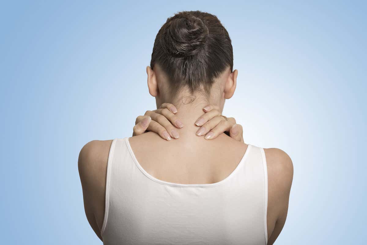 Mujer con dolor de espalda por fibromialgia