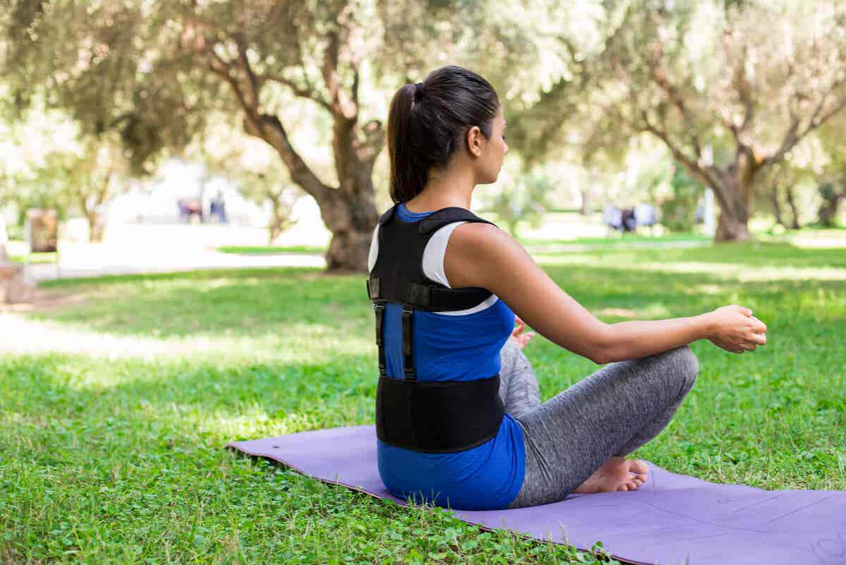 Combinar un corrector de espalda con yoga.