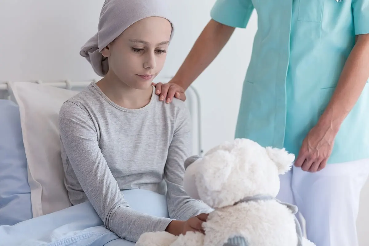 Niña con neuroblastoma en tratamiento.