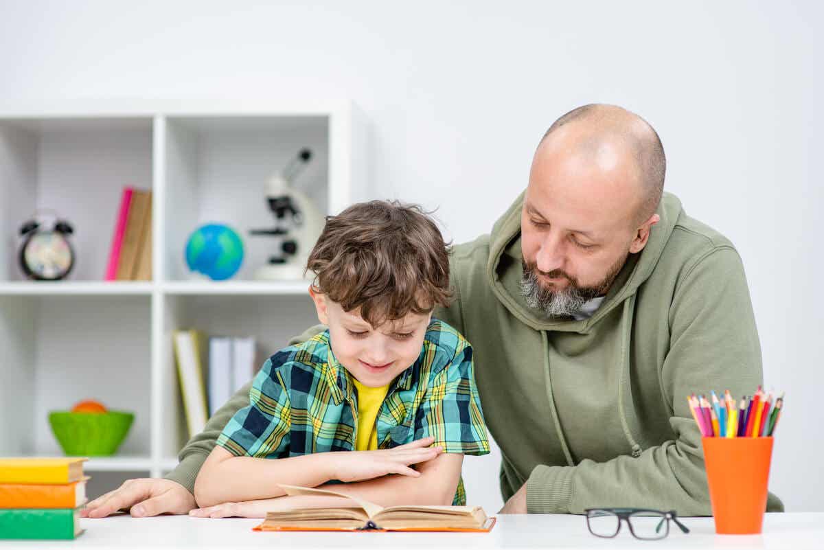 Le père étudie avec son fils.
