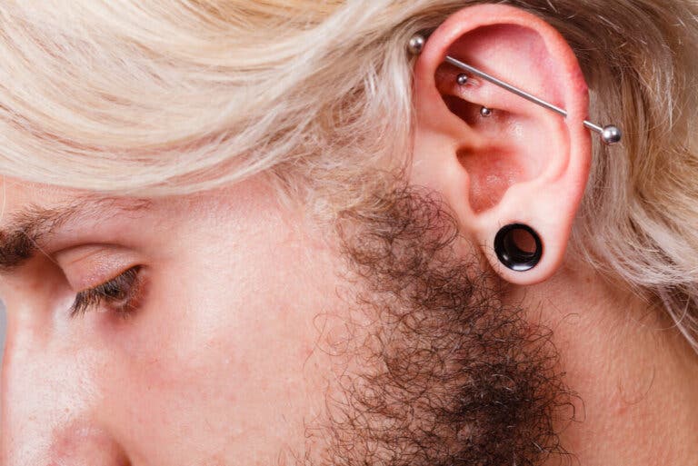 ¿Qué es el piercing industrial y cómo se debe cuidar?