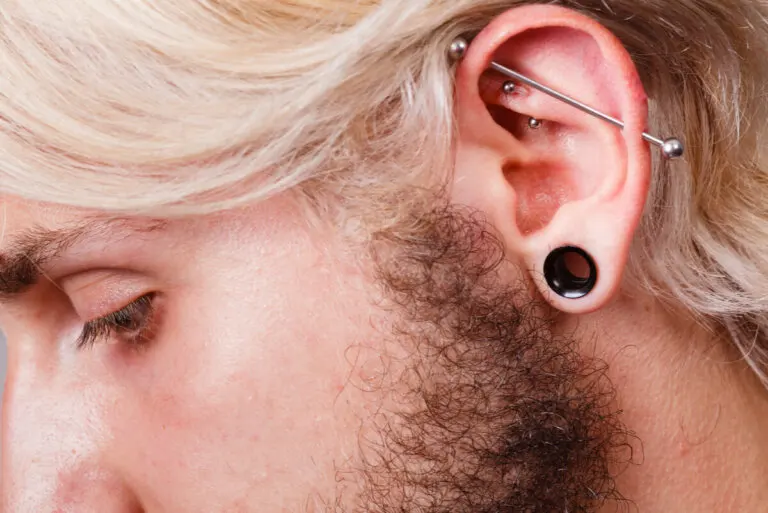 ¿Qué es el piercing industrial y cómo se debe cuidar?