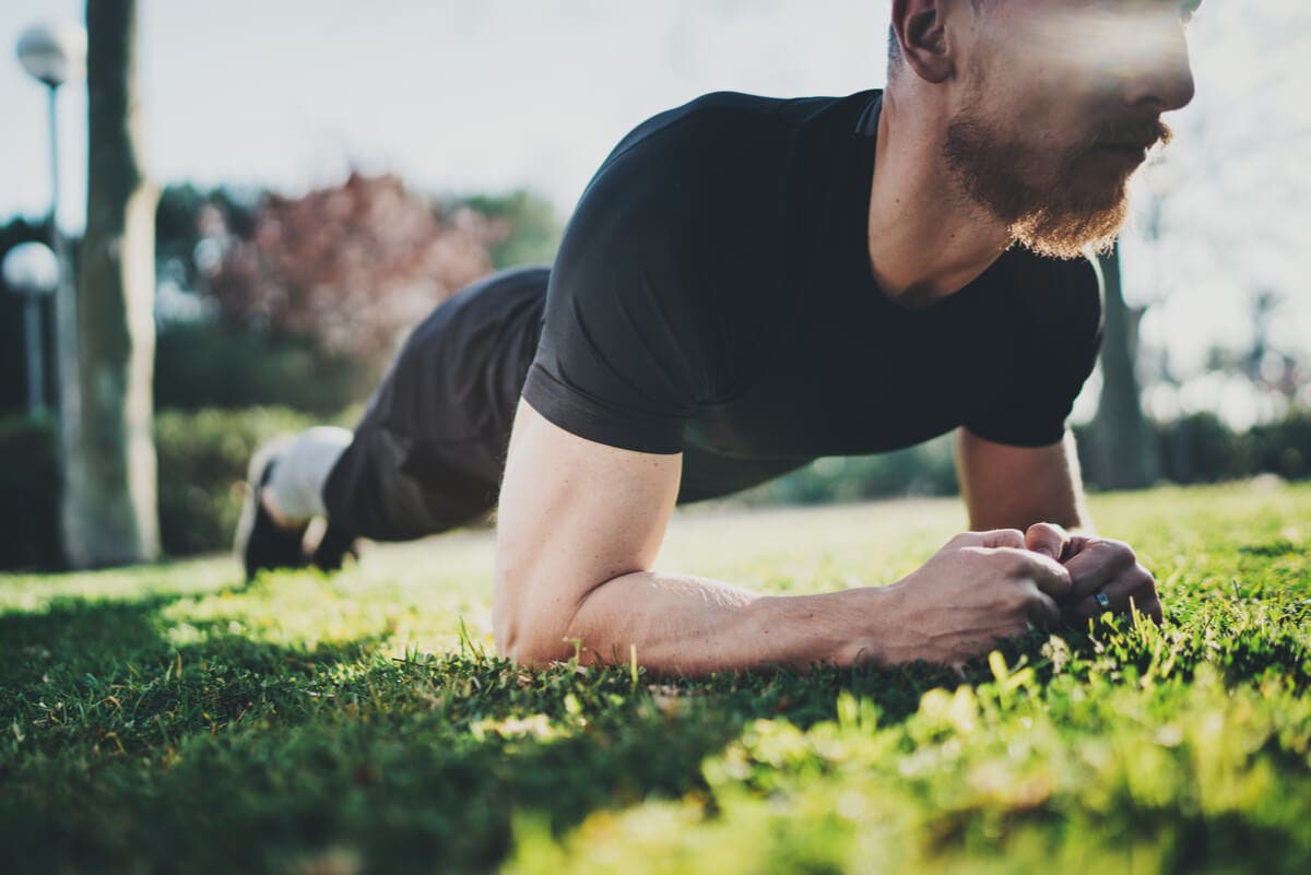Plancha abdominal al aire libre.