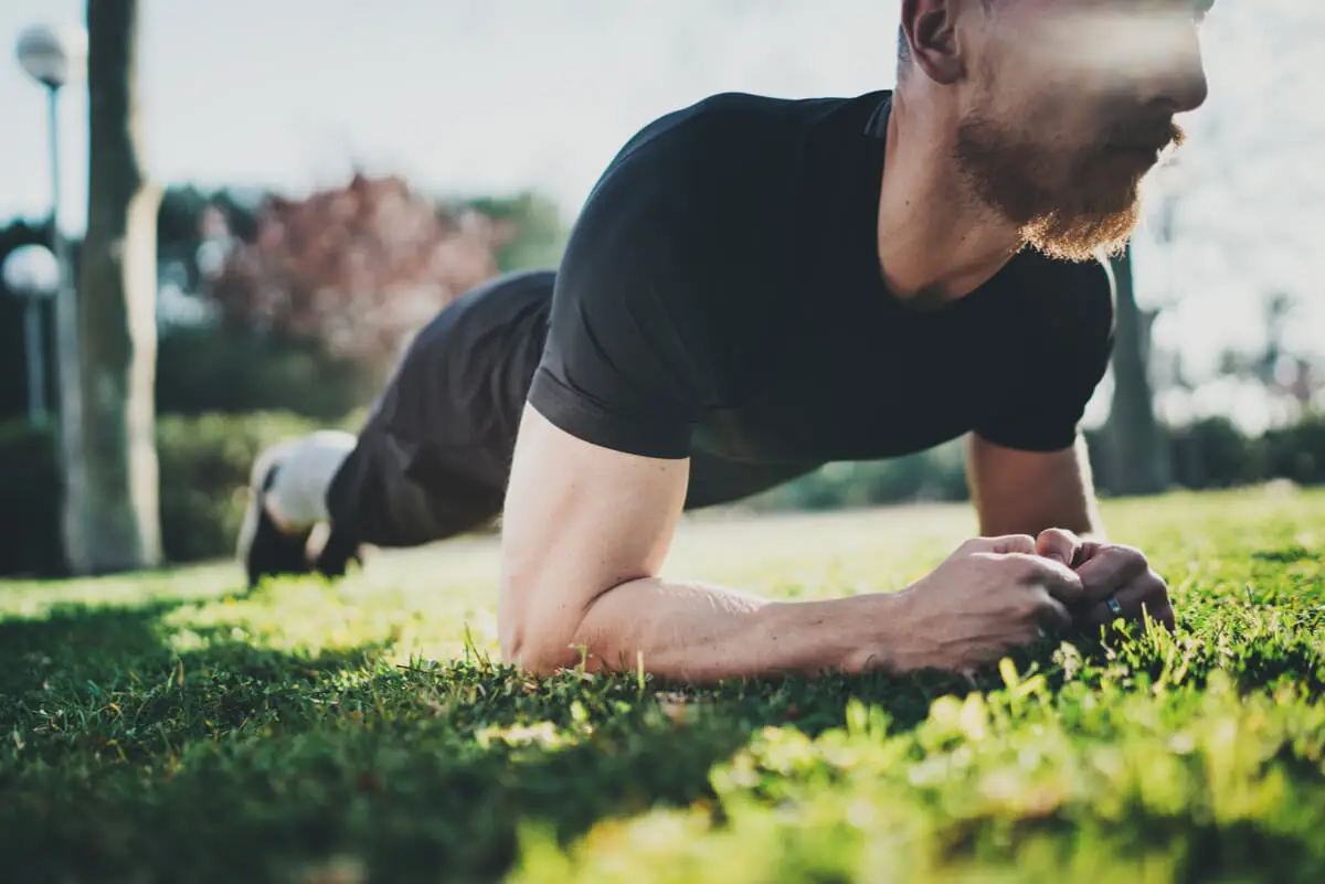 Plancha abdominal al aire libre.