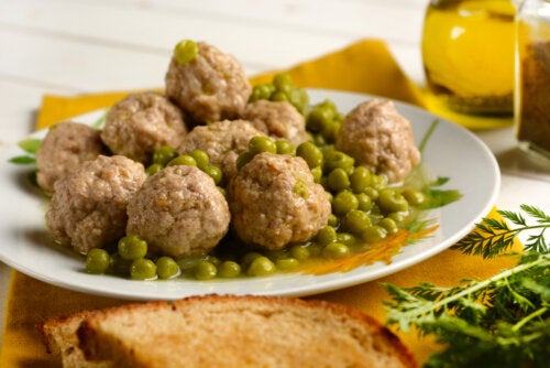 Receta de albóndigas con guisantes