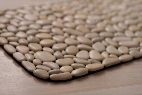 ¿Cómo hacer un portavaso con piedras decorativas?