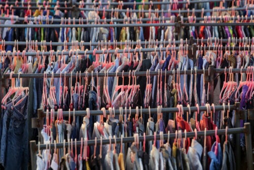 ¿Qué es la moda rápida y cómo está afectando al medio ambiente?