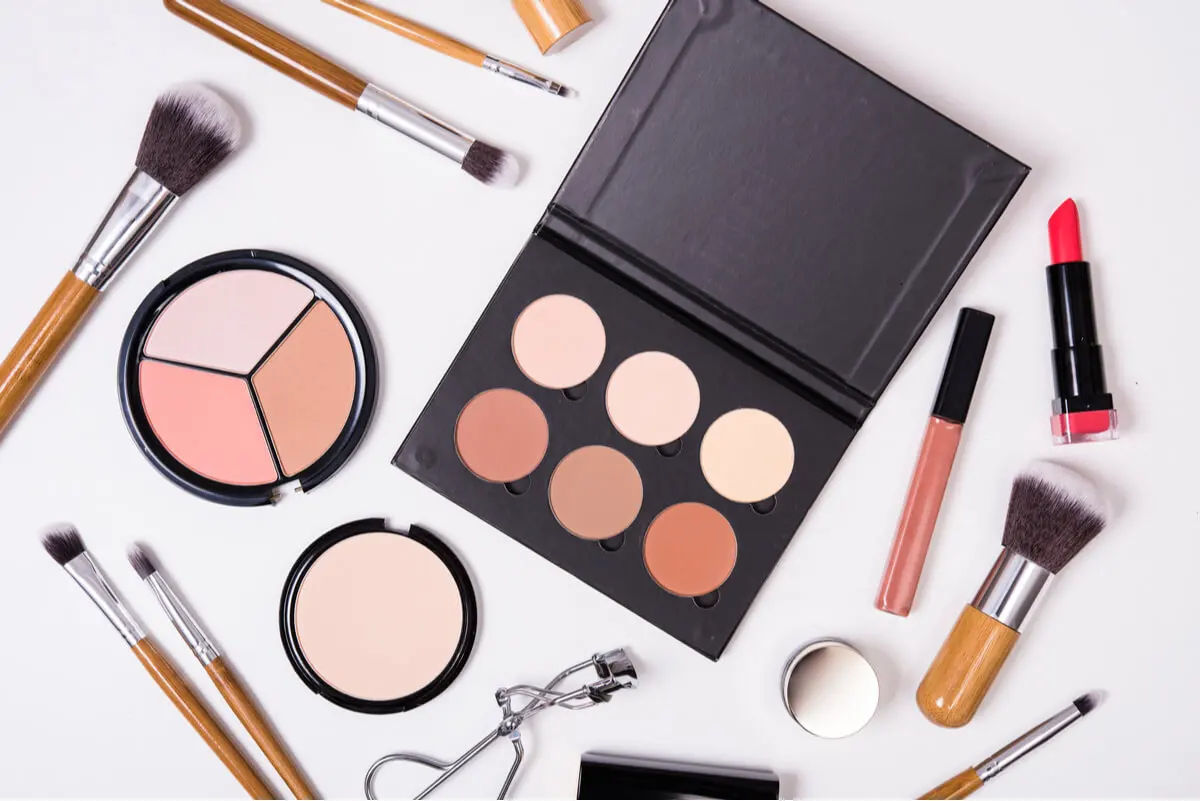 Kit de maquillaje con asbesto.