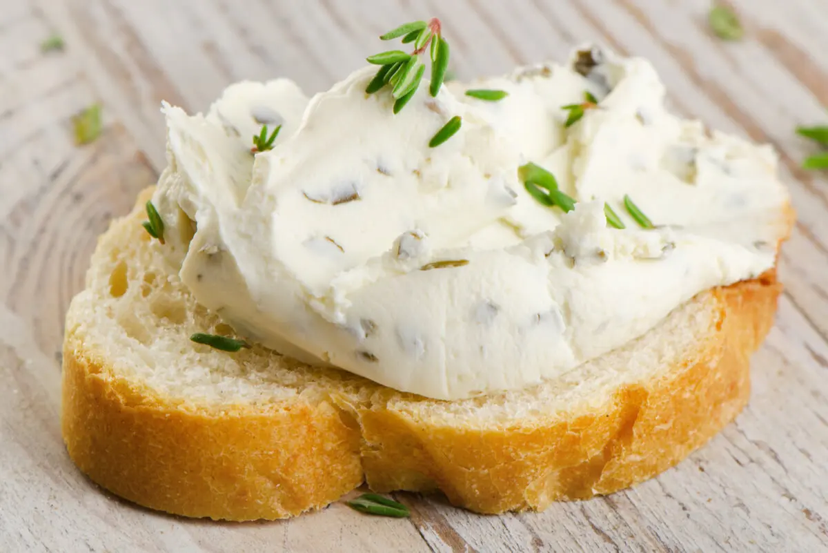 Tostada con queso crema.