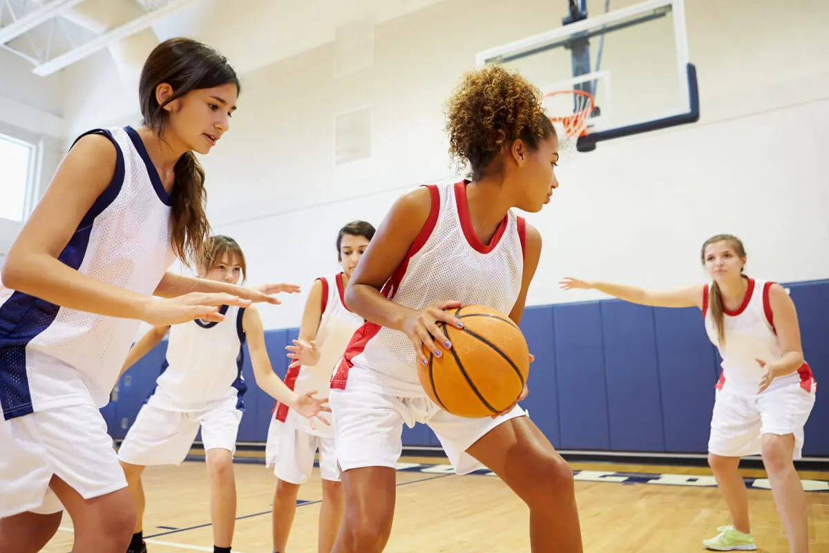 Adolescente juega un deporte.