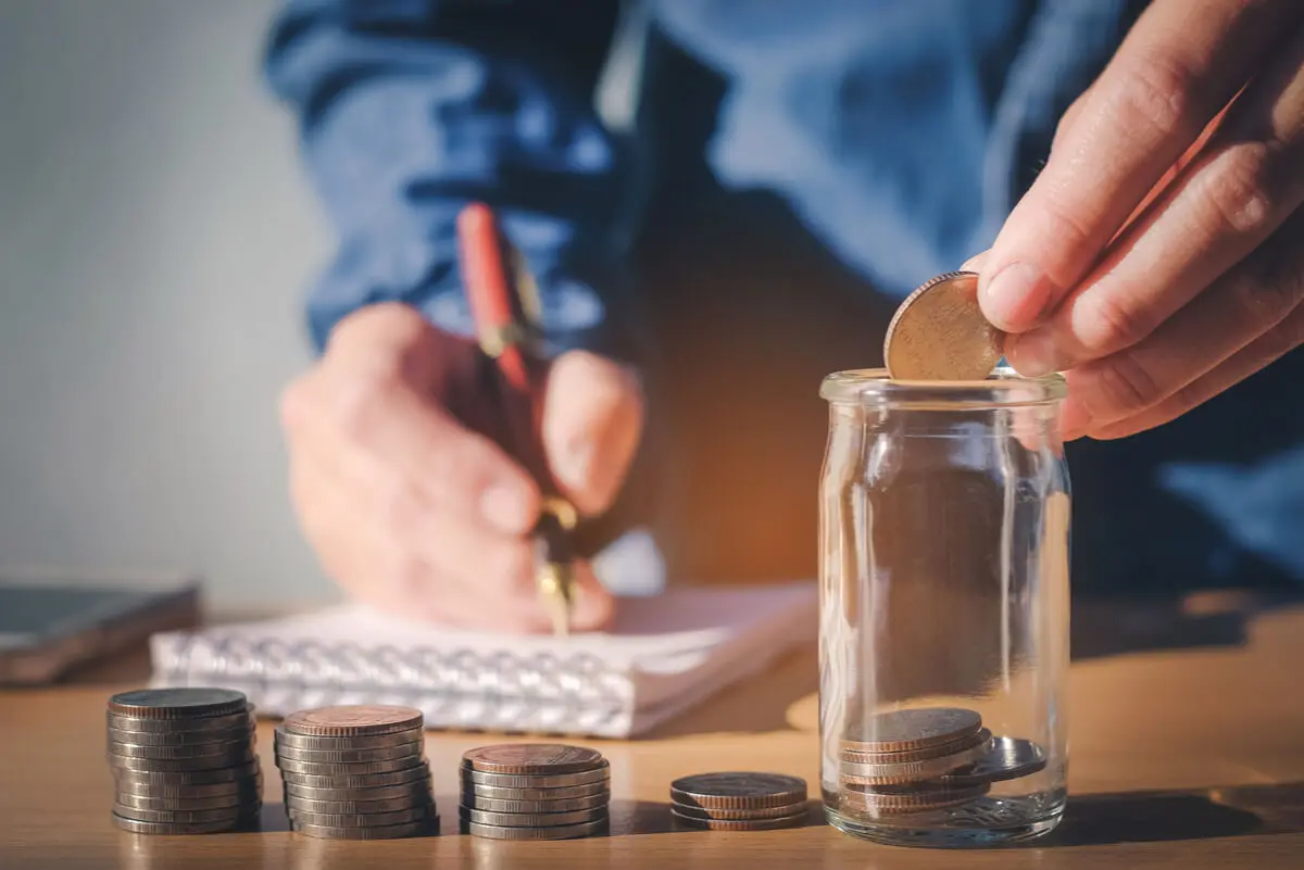 Finanzen im Urlaub - Mann überprüft Finanzen