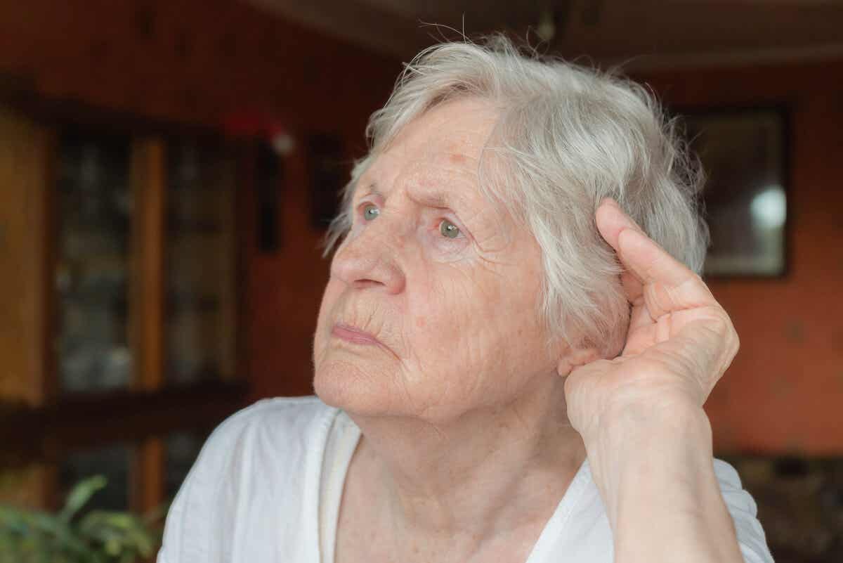 Auswirkungen von Lärm - schwerhörige ältere Dame