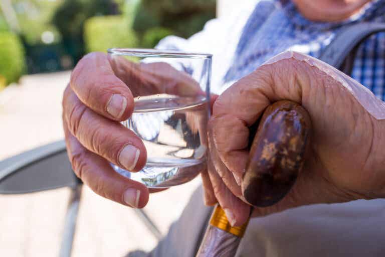 Deshidratación en adultos mayores: síntomas, causas y prevención