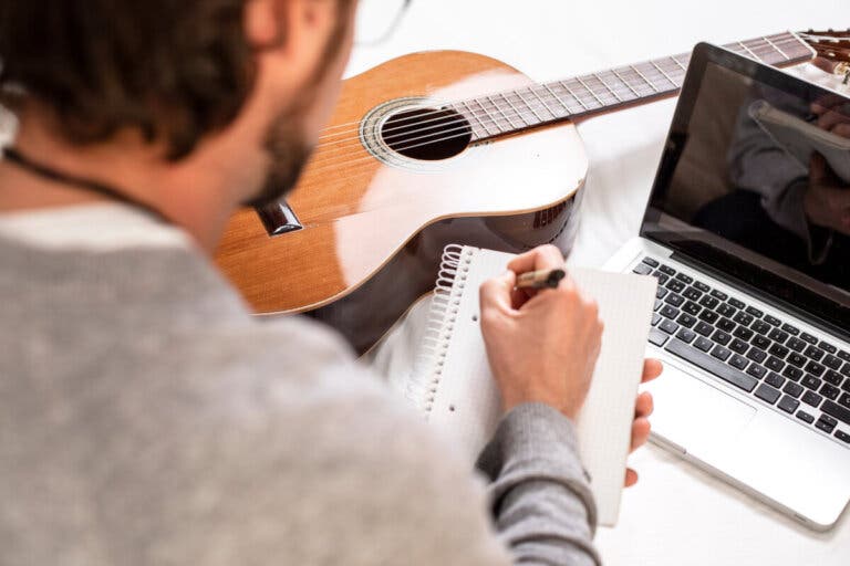 Cómo aliviar y prevenir el dolor de dedos cuándo eres aprendiz de guitarra