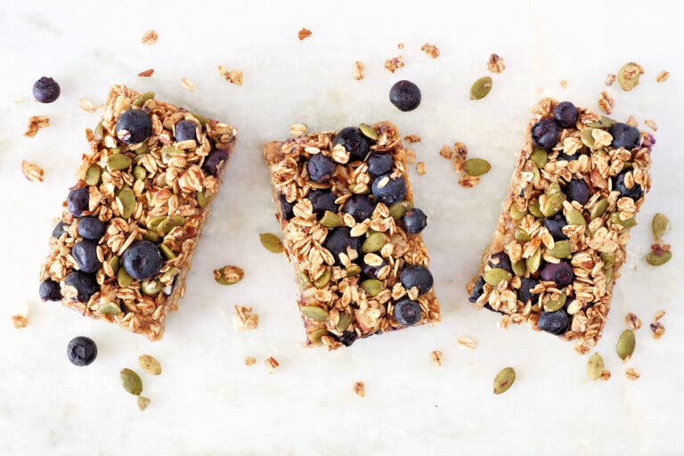 Aprende a preparar barras de granola de arándanos y nueces