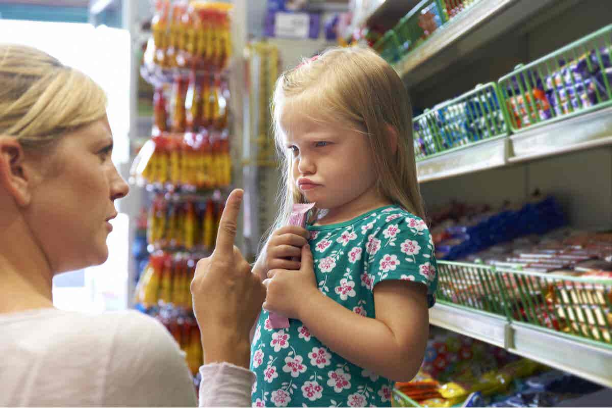 Une fille fait une crise de colère dans un supermarché.